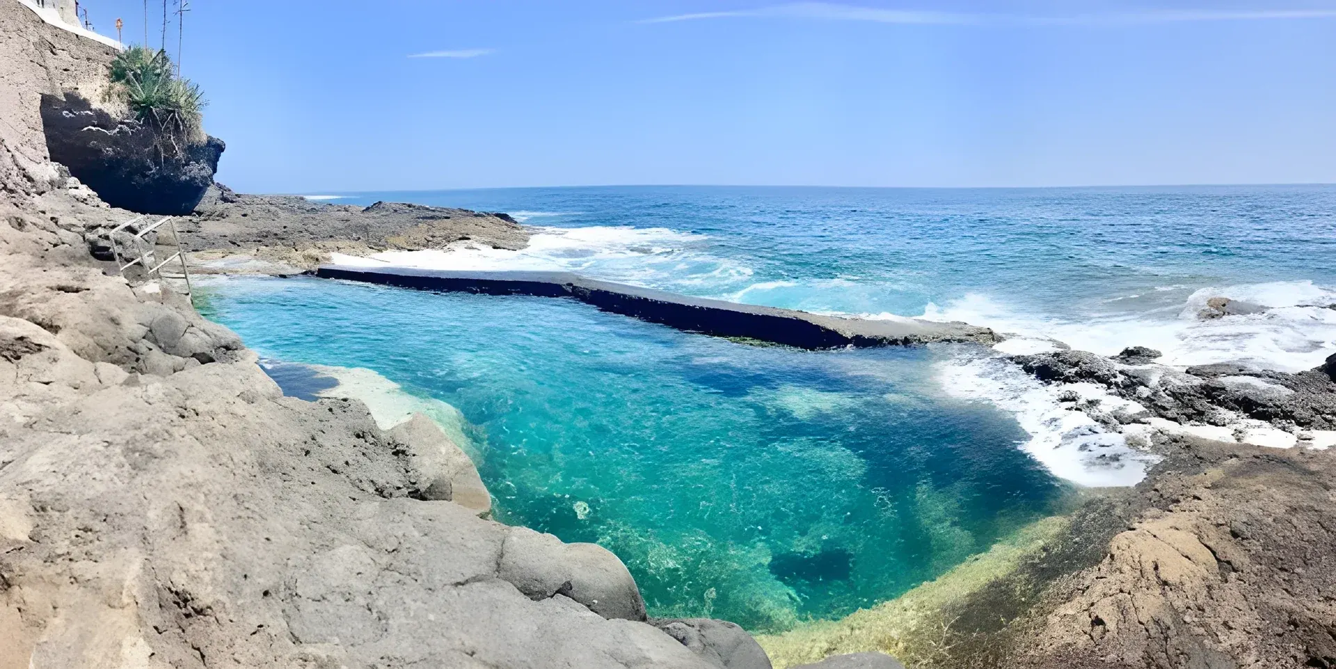 Piscina natural de agua salada frente a Bruno's House Apartments, en Punta Prieta