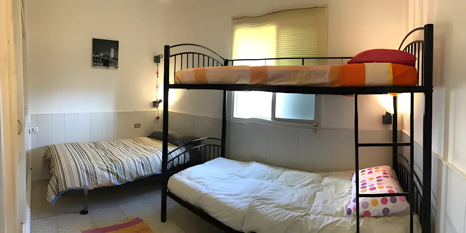 Habitación con litera y cama individual
