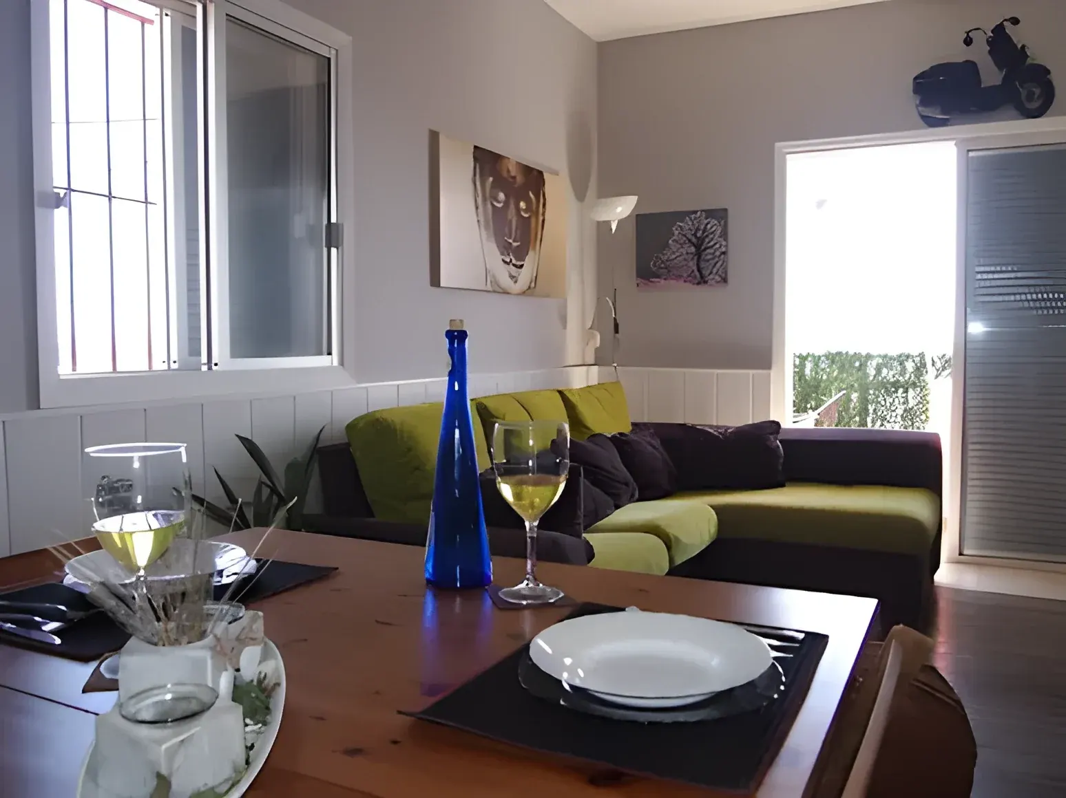 Salón comedor con la mesa preparada para cenar