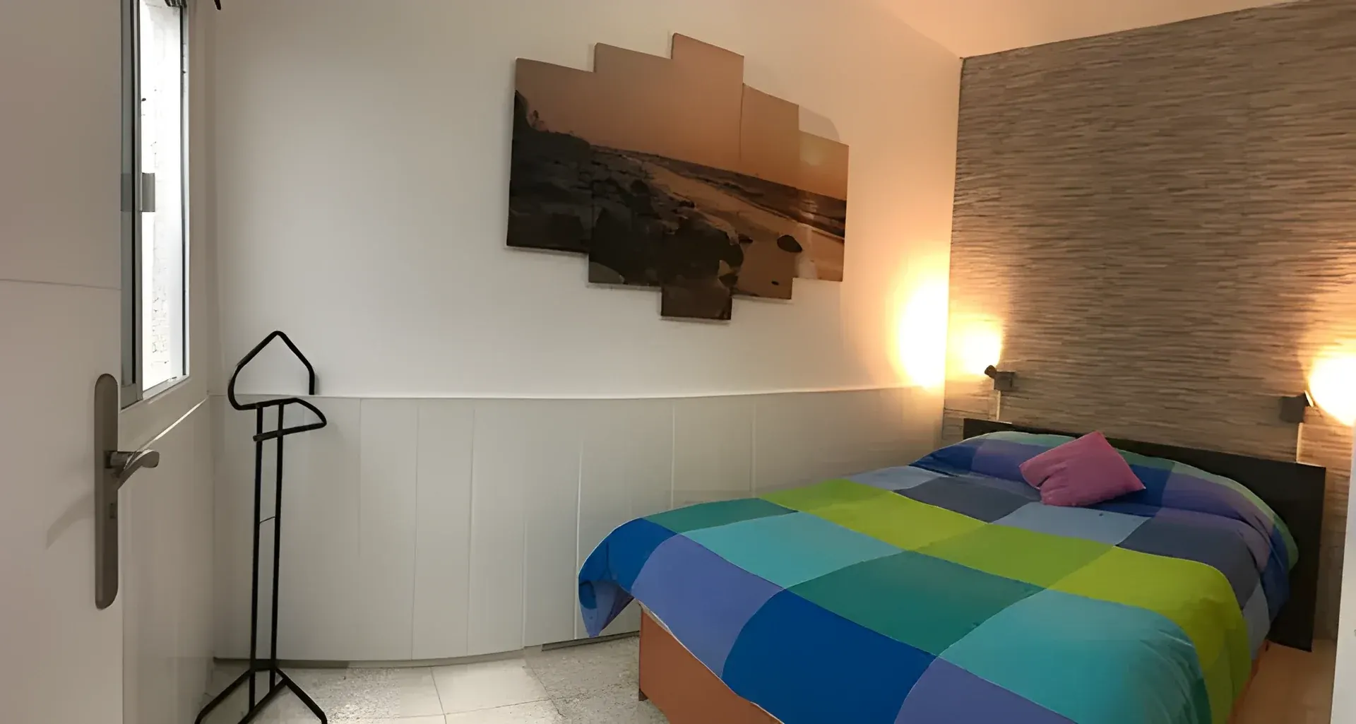 Dormitorio con cama de matrimonio y lámparas de lectura